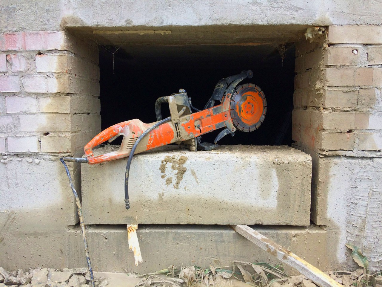 Проем в кирпичной стене