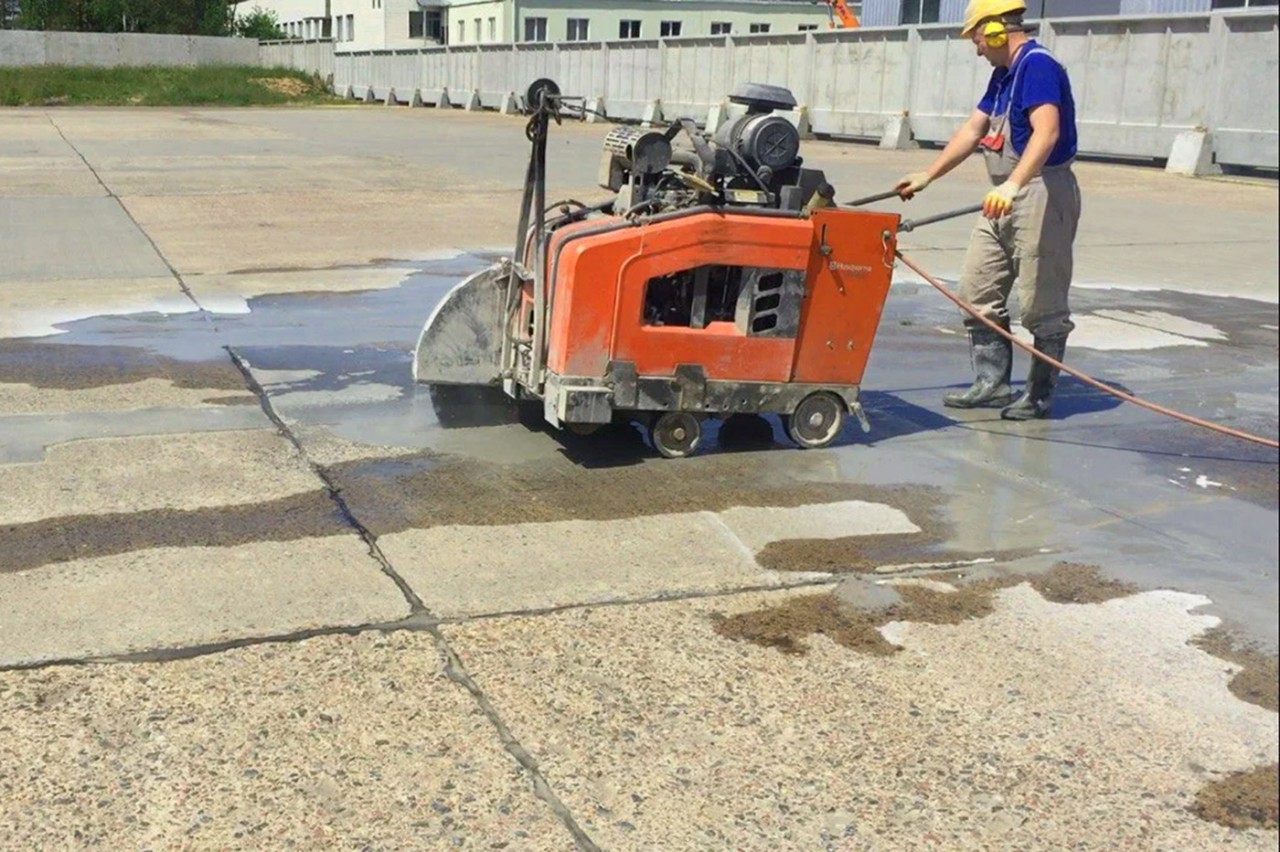 Резка покрытия терриории