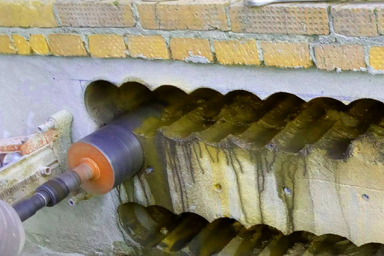 Алмазное бурение в стене для коммуникации